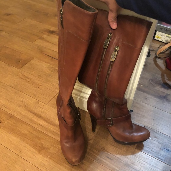 Brown boots - Picture 2 of 3